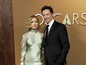 Ο Χιου Τζάκμαν και η Κέιτ Χάντσον έκαναν έκπληξη τραγουδώντας σε οικογένεια, vid