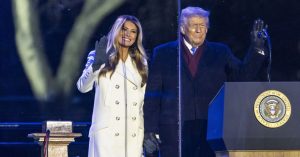 O Τραμπ βράβευσε Σταλόνε, Γκλόρια Γκέινορ και Kiss – Παρούσα η εντυπωσιακή Μελάνια, vid