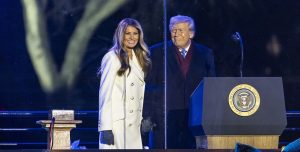 Η αξιολάτρευτη στιγμή της Μελάνια όταν κοριτσάκι έτρεξε στην αγκαλιά της, vid