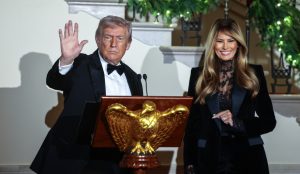 Το διαδίκτυο “καταδίκασε” την  χριστουγεννιάτικη κάρτα του Ντόναλντ και της Μελάνια Τραμπ 