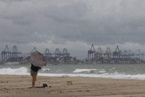 «Πέταξα!»: Γυναίκα από τη Νέα Υόρκη παρασύρθηκε από τους ανέμους σε viral βίντεο