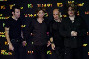 Πέθανε ο Πέρι Μπαμόντε του συγκροτήματος “The Cure” σε ηλικία 65 ετών