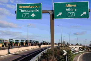 Λάρισα: Αγρότες από το μπλόκο της Νίκαιας στην Αστυνομική Διεύθυνση για τις συλλήψεις συναδέλφων τους