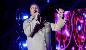 Ο Αντώνης Ρέμος ξεσήκωσε τους Θεσσαλονικείς στην φωταγώγηση του Χριστουγεννιάτικου δέντρου, vid – ΦΩΤΟ