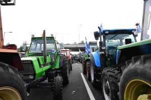 48ωρο μπλόκο των αγροτών κτηνοτρόφων στα Μεγάλα Χωράφια Χανίων