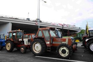 Συλλαλητήριο από αγρότες, κτηνοτρόφους και εργαζόμενους στο μπλόκο της Σιάτιστας, στο πλαίσιο της απεργίας της ΑΔΕΔΥ