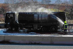 Υπό έλεγχο η φωτιά που ξέσπασε σε βυτιοφόρο στην Ε.Ο. Θεσσαλονίκης – Σερρών