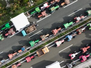 Ξεσπούν οι αγρότες στα μπλόκα: «Θέλουν να τρώμε τρόφιμα εργαστηρίου, ακρίδες και σκουλήκια» – Video