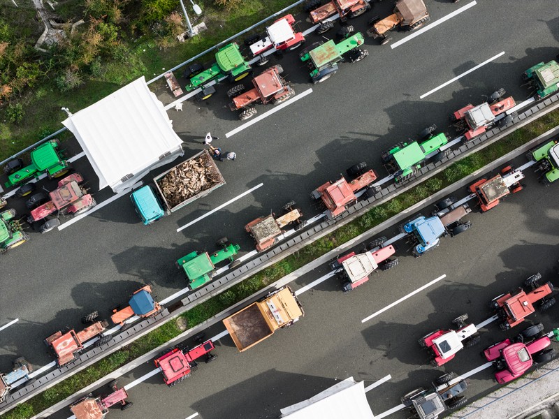 Ξεσπούν οι αγρότες στα μπλόκα: «Θέλουν να τρώμε τρόφιμα εργαστηρίου, ακρίδες και σκουλήκια» – Video