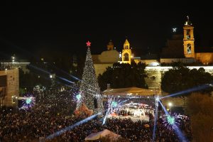Για πρώτη φορά μετά το 2022 άναψε ξανά το χριστουγεννιάτικο δέντρο στη Βηθλεέμ, vid
