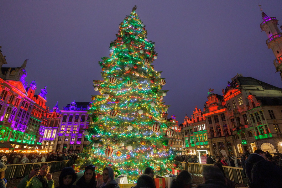 Δεν σταματούν ούτε τα Χριστούγεννα να διαφημίζουν το «φακέλωμα» στην Ε.Ε. – ΦΩΤΟ