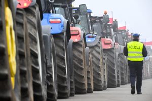 Χαμός στην Ευρώπη που δίνει 90δις στον Ζελένσκι αλλά αφήνει τους αγρότες να πεινάνε – Video