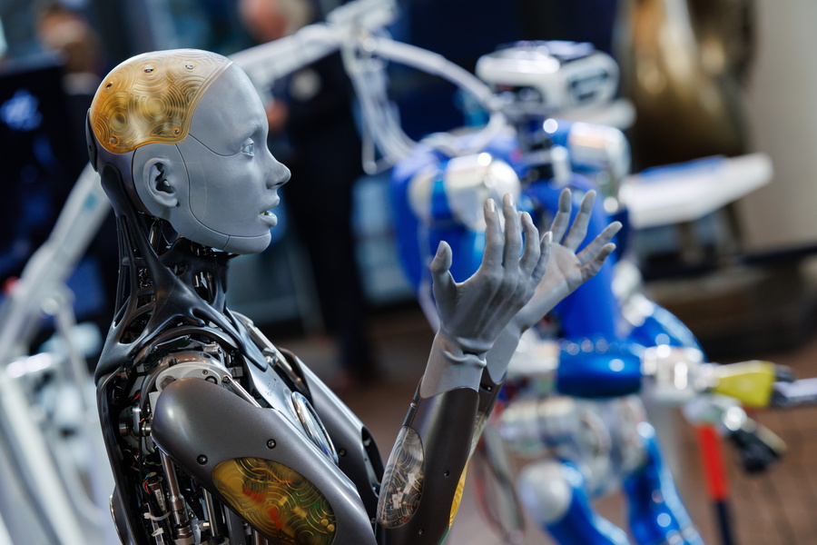 Δυστοπικό σενάριο με συγκρούσεις ρομπότ και απογοητευμένων ανθρώπων στους δρόμους της Ευρώπης