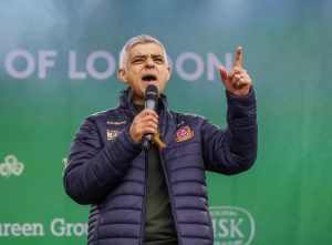 Λονδίνο: Viral η αμήχανη αντίδραση του μουσουλμάνου Δημάρχου σε Χριστουγεννιάτικο τραγούδι, vid