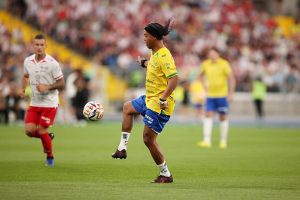 Ο Ροναλντίνιο κάνει αυτό που ξέρει καλύτερα: «Μαγεύει» με τη μπάλα, vid