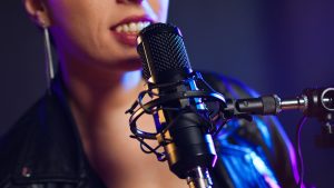 Σοκαριστικό ΒΙΝΤΕΟ: Τραγουδιστής χτυπήθηκε από ρεύμα και κατέρρευσε σε συναυλία!