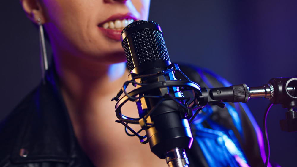 Σοκαριστικό ΒΙΝΤΕΟ: Τραγουδιστής χτυπήθηκε από ρεύμα και κατέρρευσε σε συναυλία!