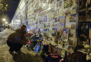 Ουκρανία: Προσπαθεί απεγνωσμένα να σώσει τον άνδρα της από τη βίαιη επιστράτευση, vid