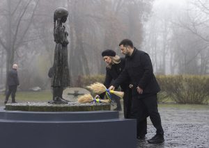 Πνέει τα λοίσθια ο Ζελένσκι: «Τον διέταξαν να παραιτηθεί» – Χαμός και στην ουκρανική Βουλή, vid