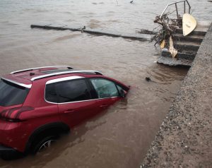 Συγκλονιστικές εικόνες στη Λακωνία: Έσωσαν οικογένειες από πλημμυρισμένα σπίτια και οχήματα