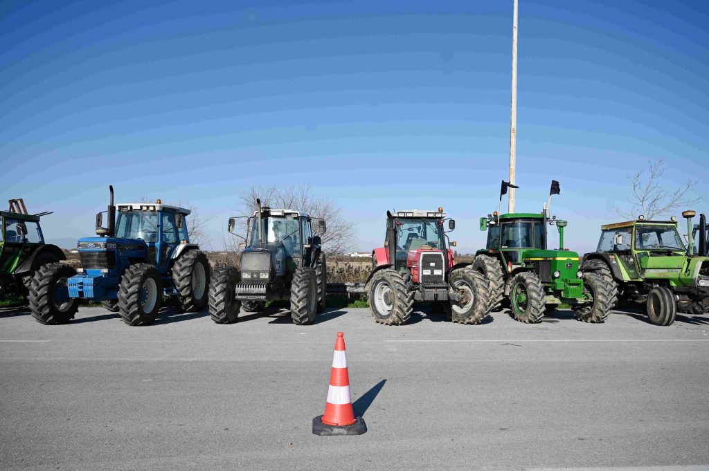 Μπλόκα αγροτών: Μετ΄ εμποδίων η επιστροφή των εκδρομέων στην Αθήνα