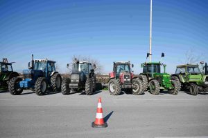 Μπλόκα αγροτών: Μετ΄ εμποδίων η επιστροφή των εκδρομέων στην Αθήνα