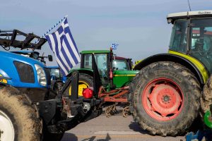 Θεσσαλονίκη: Έκλεισαν και πάλι το ρεύμα προς την πόλη οι αγρότες στα διόδια των Μαλγάρων