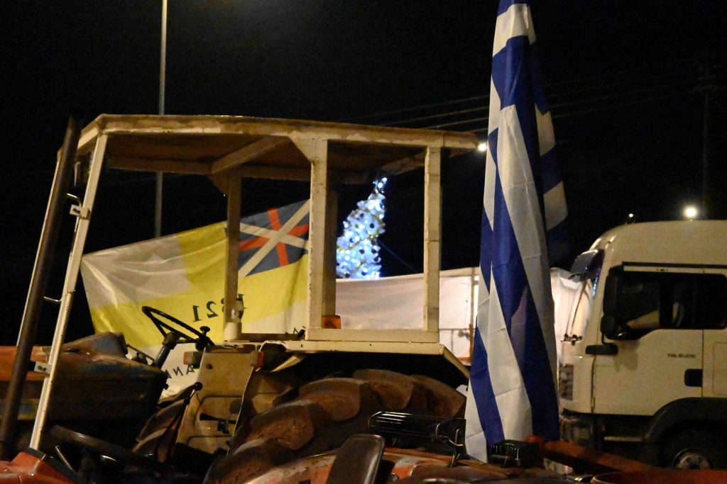 Τρίκαλα: Παραμένουν στα μπλόκα οι αγρότες της Δυτικής Θεσσαλίας