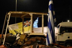 Τρίκαλα: Παραμένουν στα μπλόκα οι αγρότες της Δυτικής Θεσσαλίας