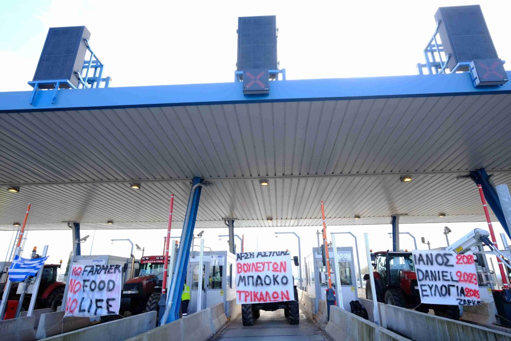 Παραμένουν στα μπλόκα οι αγρότες της δυτικής Θεσσαλίας – Το απόγευμα θα σηκώσουν τις μπάρες στα διόδια Σοφάδων