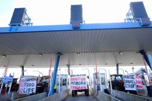 Παραμένουν στα μπλόκα οι αγρότες της δυτικής Θεσσαλίας – Το απόγευμα θα σηκώσουν τις μπάρες στα διόδια Σοφάδων
