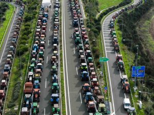 Στα μπλόκα οι αγρότες του Ε65 παρά τις αντίξοες καιρικές συνθήκες