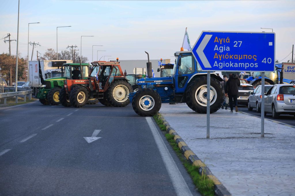 Συνεχίζουν τις κινητοποιήσεις οι αγρότες στο μπλόκο της Νίκαιας – Συμβολισμός αποκλεισμός στις σήραγγες των Τεμπών