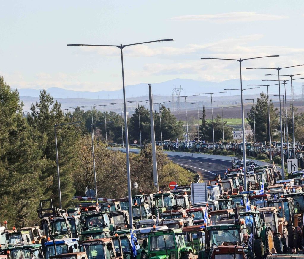 Καρδίτσα: Παραμένει αποκλεισμένος ο αυτοκινητόδρομος Ε65 από τα τρακτέρ των αγροτών