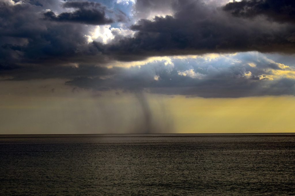 Σπάνιος υδροστρόβιλος σχηματίστηκε στα Ηνωμένα Αραβικά Εμιράτα – Δείτε βίντεο