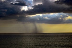 Σπάνιος υδροστρόβιλος σχηματίστηκε στα Ηνωμένα Αραβικά Εμιράτα – Δείτε βίντεο