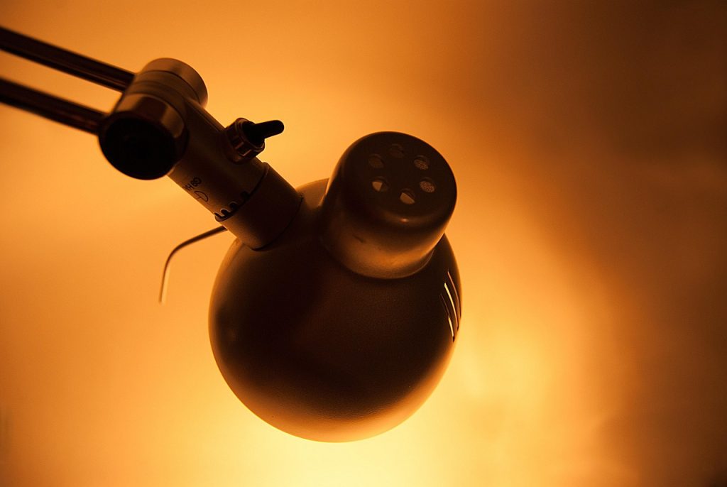 Φωτιστικό γραφείου – ρομπότ μπορεί να κινείται, να βλέπει, να ακούει ακόμη και να μιλάει, vid