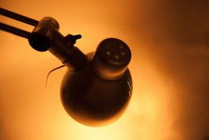 Φωτιστικό γραφείου – ρομπότ μπορεί να κινείται, να βλέπει, να ακούει ακόμη και να μιλάει, vid