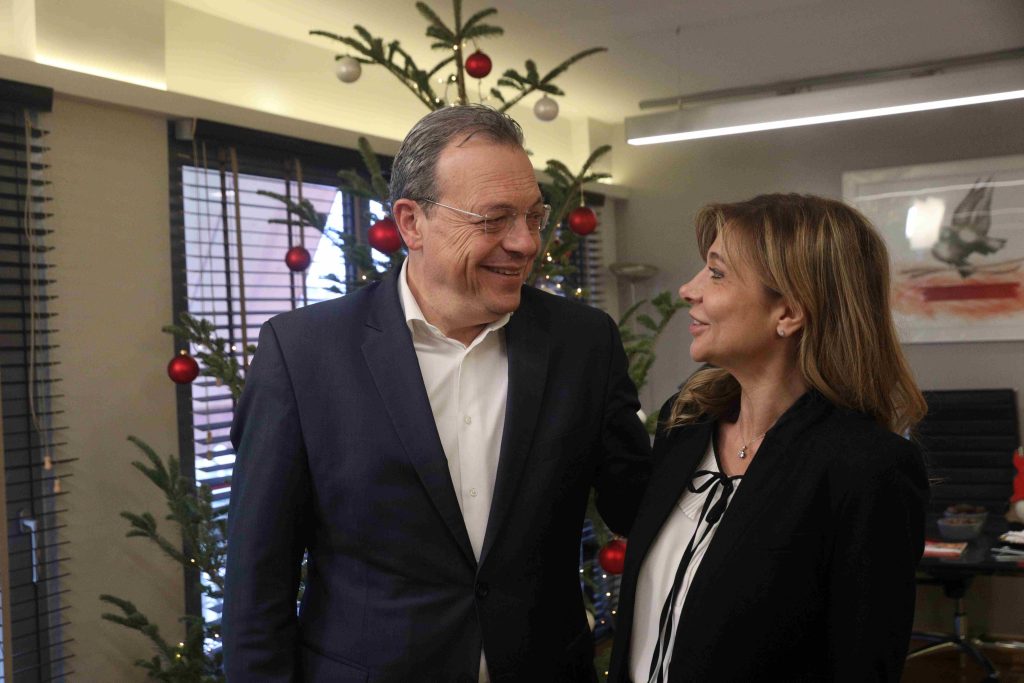 Ηπειρώτικα κάλαντα άκουσε ο Φάμελλος: «Ενωμένοι να κάνουμε την πατρίδα μας σημαντική για όλο τον κόσμο»