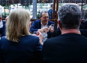 Σ. Φάμελλος από Πειραιά: «Το δήθεν επιτελικό κράτος αρίστευσε στα ρουσφέτια, στους Χασάπηδες και στους Φραπέδες»