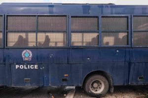 Χανιά: Άνοιξε το αεροδρόμιο αλλά οι αγρότες παραμένουν εντός του αερολιμένα- Σύσκεψη για τις επόμενες κινήσεις τους