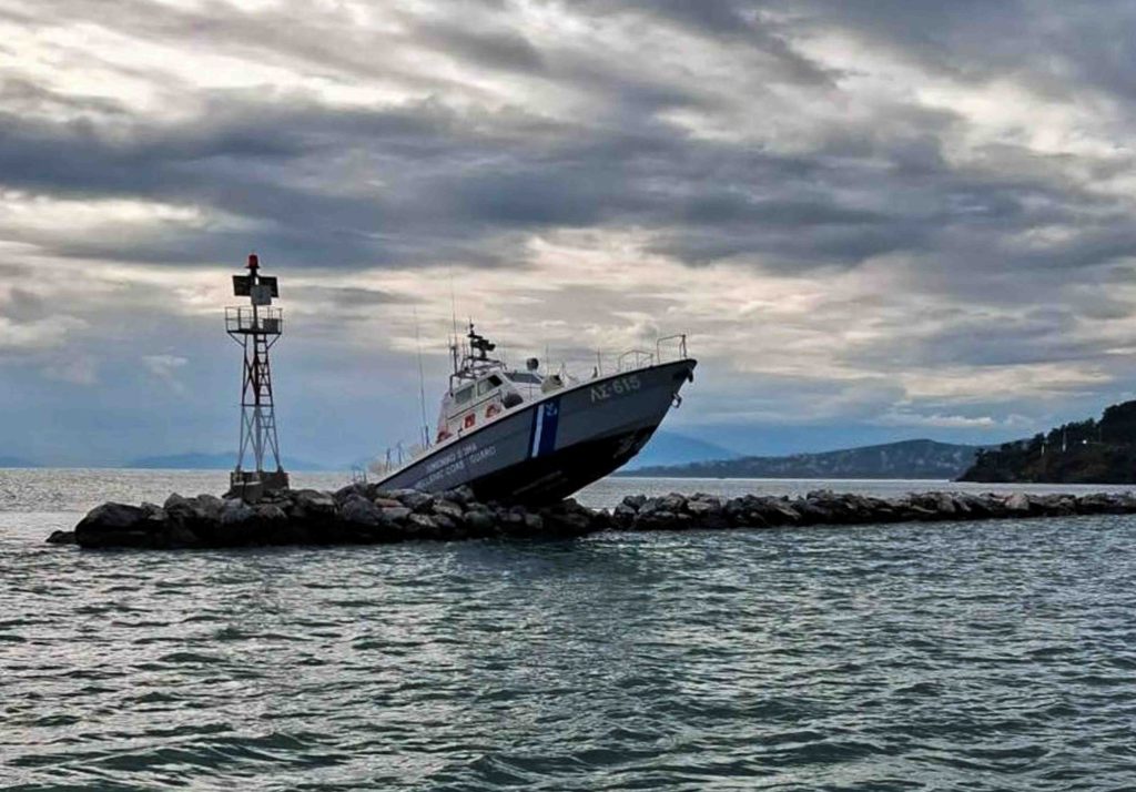 Βόλος: Σκάφος του Λιμενικού “καρφώθηκε” σε βράχια στην είσοδο του λιμανιού – Δείτε εικόνες