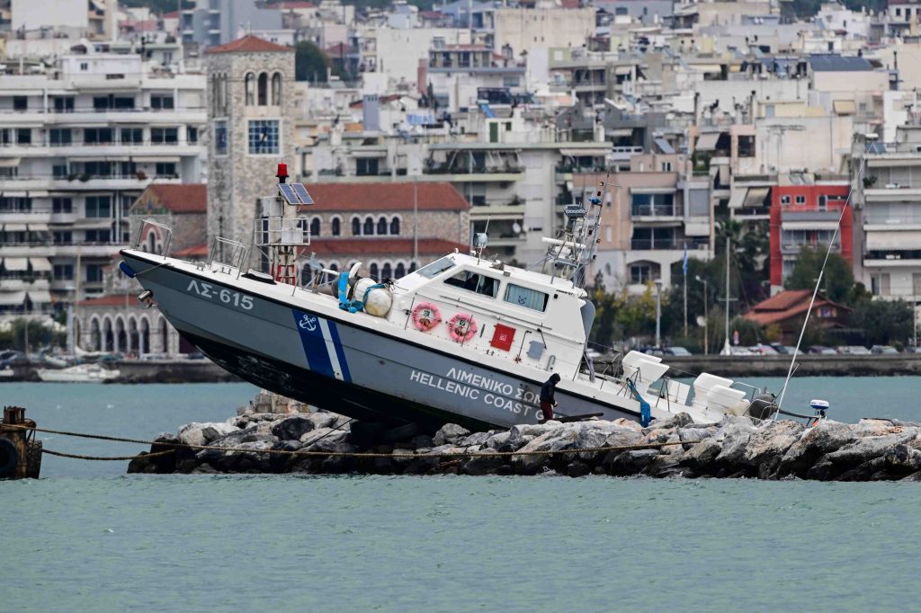 Βόλος: Σκάφος του Λιμενικού “καρφώθηκε” σε βράχια στην είσοδο του λιμανιού – Δείτε εικόνες