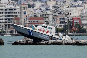 Βόλος: Σκάφος του Λιμενικού “καρφώθηκε” σε βράχια στην είσοδο του λιμανιού – Δείτε εικόνες