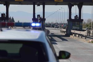 Κλιμακώνουν οι αγρότες – Απέκλεισαν την Ε.Ο. Θεσσαλονίκης – Αθήνας στα διόδια των Μαλγάρων