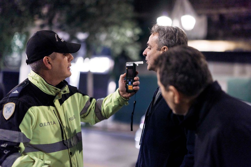 Επίσκεψη Μητσοτάκη σε σημείο διενέργειας αλκοτέστ στην Αττική