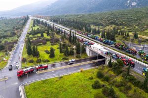 Λαμία: Δίωρος καθολικός αποκλεισμός στο μπλόκο Μπράλου – Ήδη σχηματίζονται μεγάλες ουρές οχημάτων