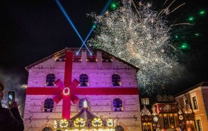 Εντυπωσιακή τελετή έναρξης στον Μύλο των Ξωτικών, με drones Πίτερ Παν και Αη Βασίλη! (vid, photo)