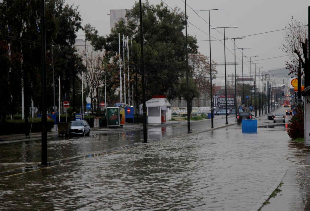 Κακοκαιρία στην Αττική: Αποκαταστάθηκε η κυκλοφορία των οχημάτων σε Βουλιαγμένης, Ποσειδώνος και Πειραιώς