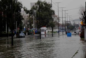 ΕΛ.ΑΣ: Απεγκλωβισμοί πολιτών από σπίτια και αυτοκίνητα στο κέντρο της Αθήνας